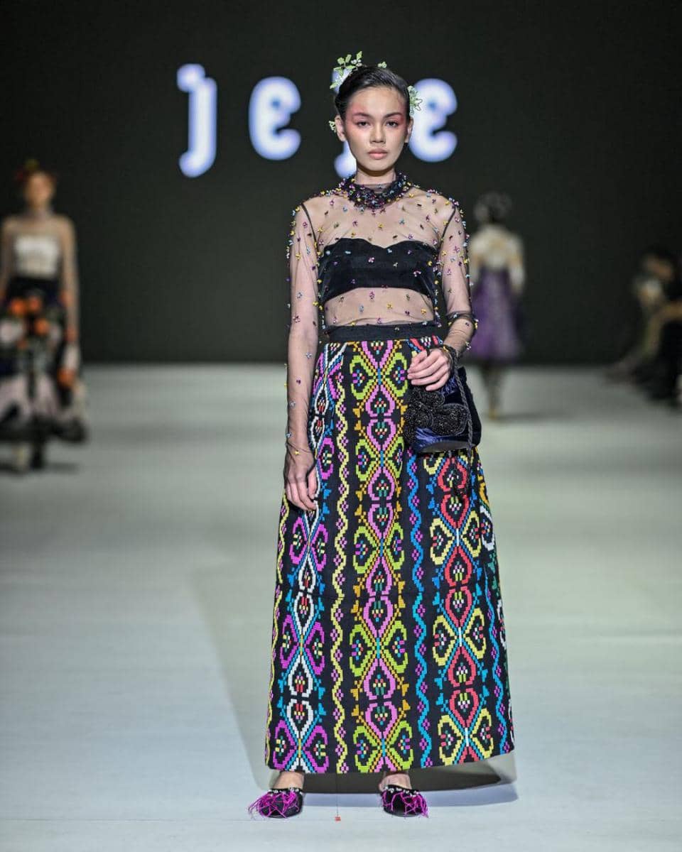 inspirasi outfit etnik modern di JFW 2024 (dok. Jakarta Fashion Week/JEJE)