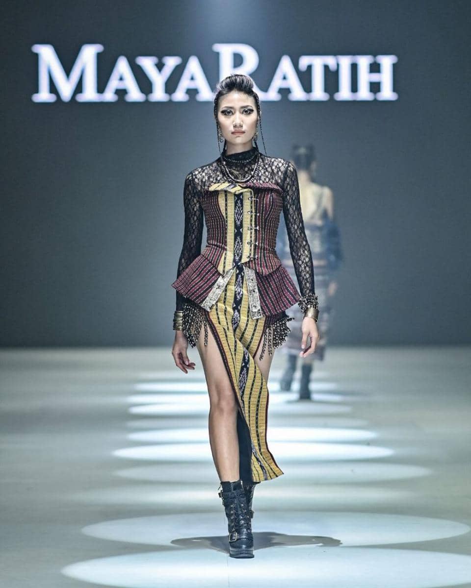 inspirasi outfit etnik modern di JFW 2024 (dok. Jakarta Fashion Week/MAYA RATIH)