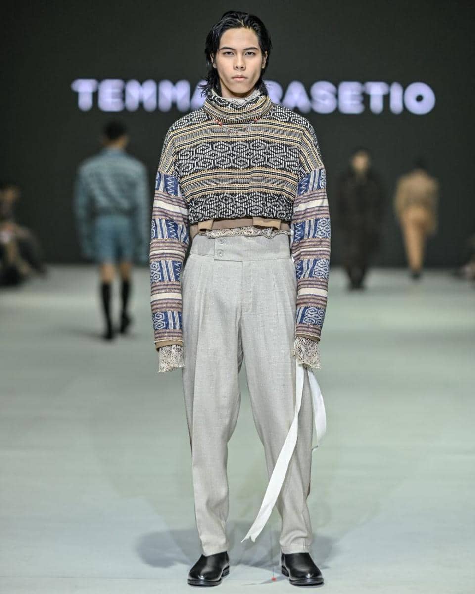 inspirasi outfit etnik modern di JFW 2024 (dok. Jakarta Fashion Week/TEMMA PRASETIO)