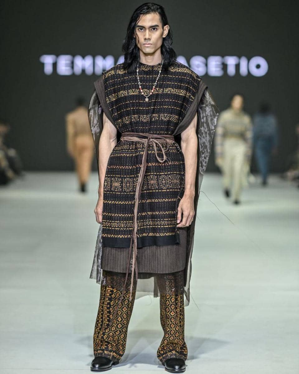 inspirasi outfit etnik modern di JFW 2024 (dok. Jakarta Fashion Week/TEMMA PRASETIO)