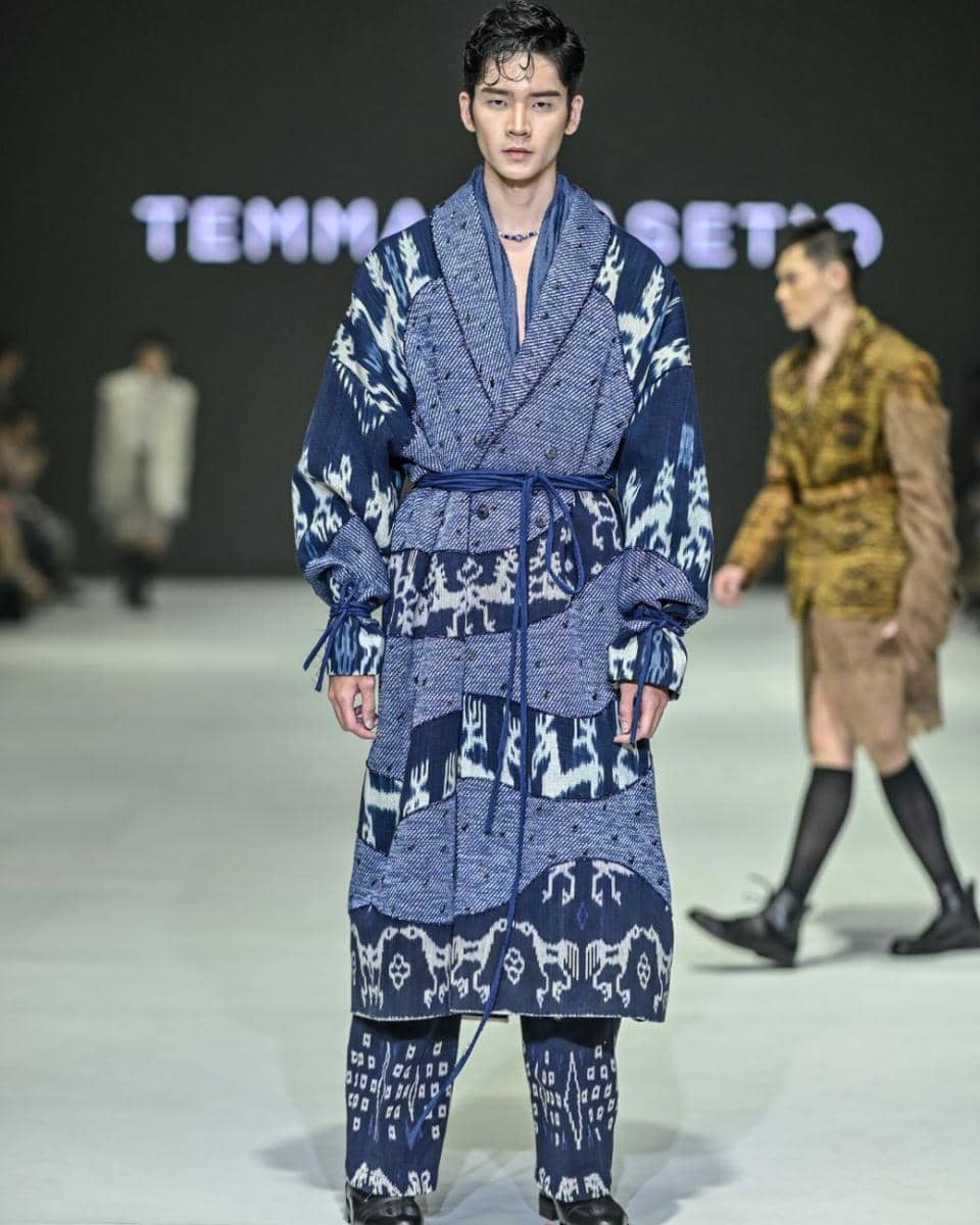 inspirasi outfit etnik modern di JFW 2024 (dok. Jakarta Fashion Week/TEMMA PRASETIO)