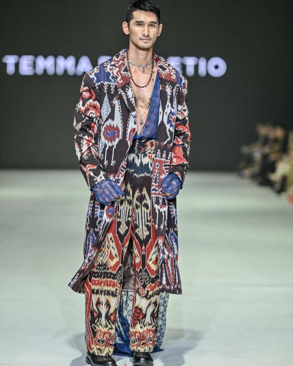 inspirasi outfit etnik modern di JFW 2024 (dok. Jakarta Fashion Week/TEMMA PRASETIO)