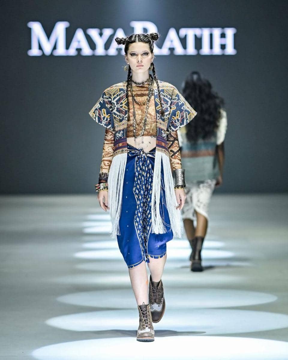 inspirasi outfit etnik modern di JFW 2024 (dok. Jakarta Fashion Week/MAYA RATIH)