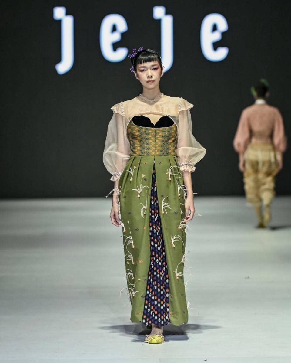inspirasi outfit etnik modern di JFW 2024 (dok. Jakarta Fashion Week/JEJE)