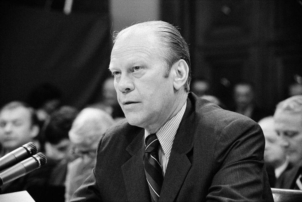 Presiden Gerald Ford hadir di sidang Subkomite Kehakiman DPR tentang pengampunan mantan Presiden Richard Nixon, Washington, D.C. (commons.wikimedia.org/Thomas J. O'Halloran)
