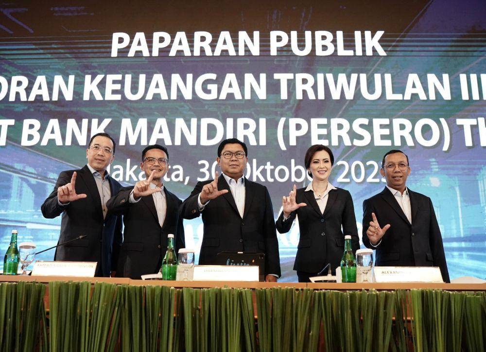 Wakil Direktur Bank Mandiri Alexandra Askandar beserta jajaran saat Konferensi Pers Kinerja Kuartal III 2023 Bank Mandiri yang digelar secara virtual, Senin (30/10). (dok. Bank Mandiri)
