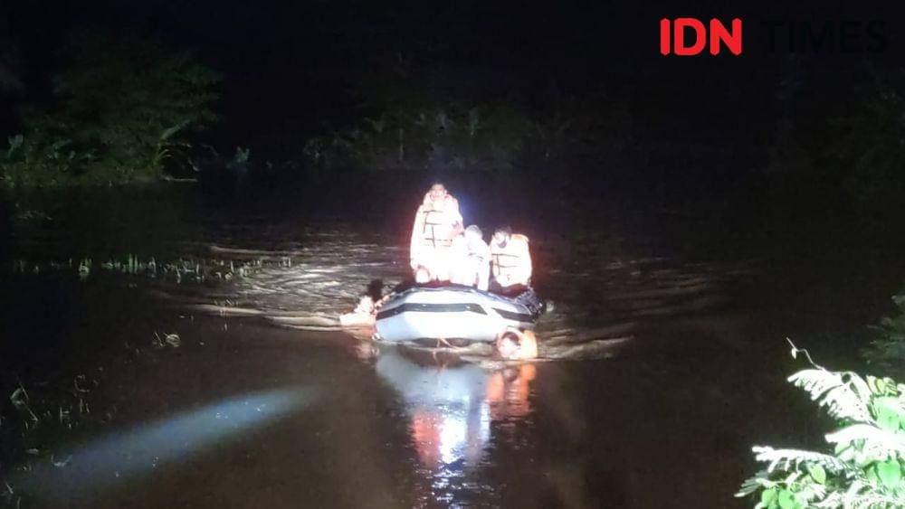 BPBD Majalengka/ petugas BPBD Majalengka saat menyelematkan warga korban banjir 2021