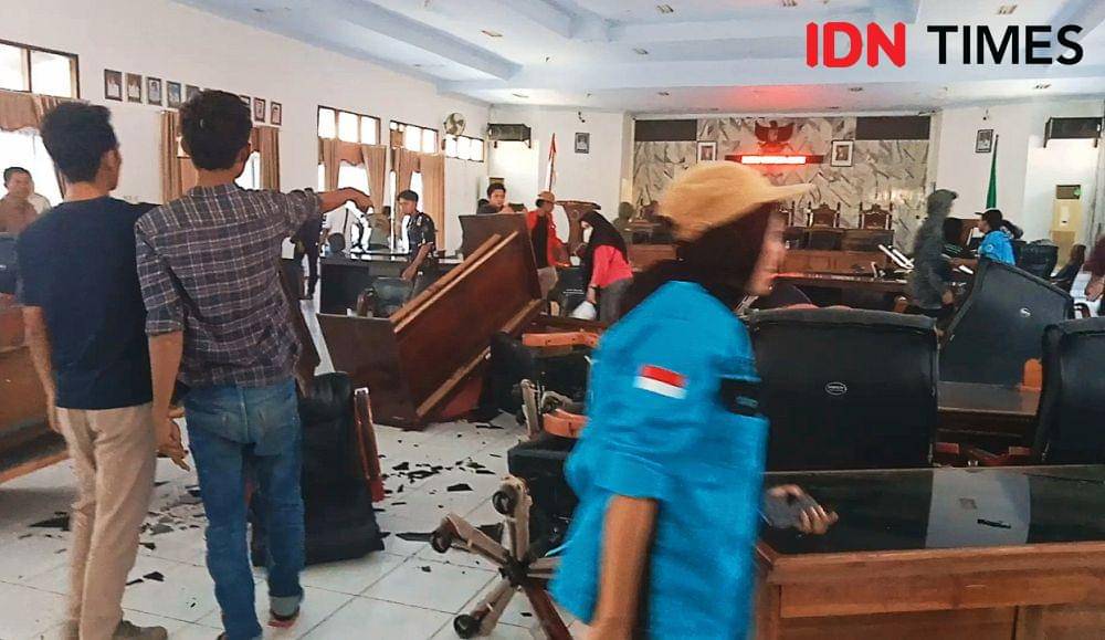 Foto mahasiswa sedang melakukan pengrusakan fasilitas di ruang rapat paripurna DPRD Kabupaten Bima (IDN Times/Juliadin)