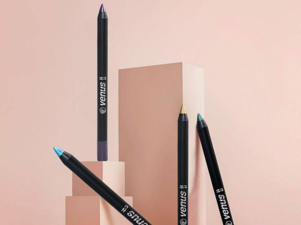 pensil eyeliner (pexels.com/𝐕𝐞𝐧𝐮𝐬 𝐇𝐃 𝐌𝐚𝐤𝐞- 𝐮𝐩 & 𝐏𝐞𝐫𝐟𝐮𝐦𝐞)
