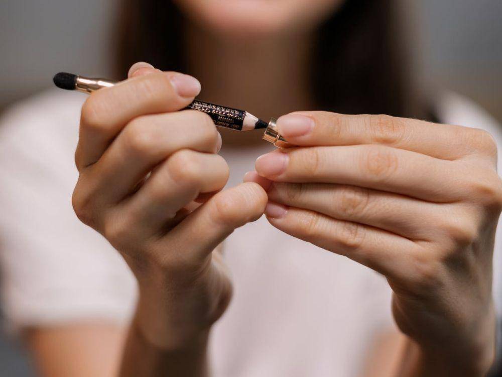 seseorang memegang eyeliner pencil (pexels.com/Alena Darmel)
