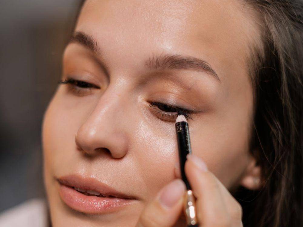 wanita mengaplikasikan eyeliner (pexels.com/Alena Darmel)