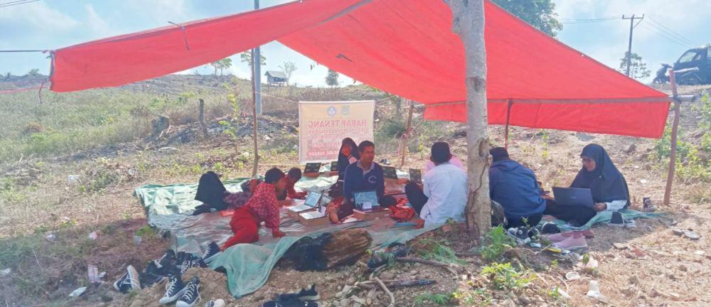 Demi ANBK, Murid SD di Bima Naik Bukit 7 Kilometer untuk Cari Sinyal