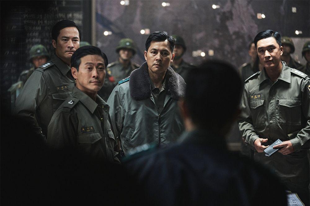 10 Cuplikan Film Seoul Spring, Pertikaian Hwang Jung Min-Jung Woo Sung