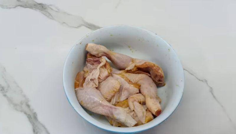 gambar daging ayam yang dimarinasi (youtube.com/CR COOK)