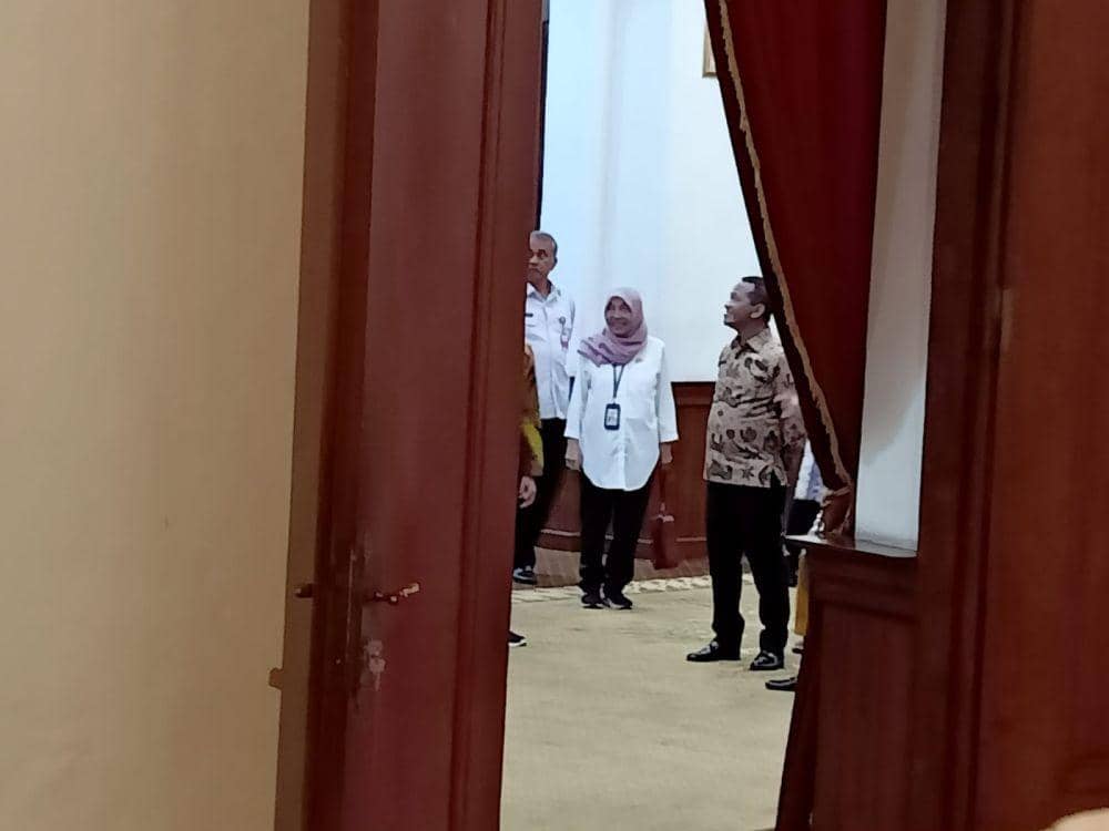 Jelang Pengumuman TKN Prabowo-Gibran, Bahlil Temui Khofifah