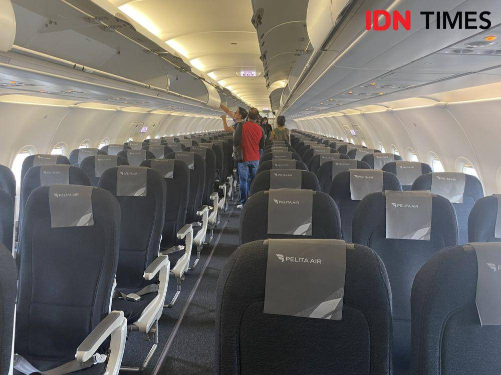 Bagian kabin pesawat Pelita Air Service. (IDN Times/Vadhia Lidyana)