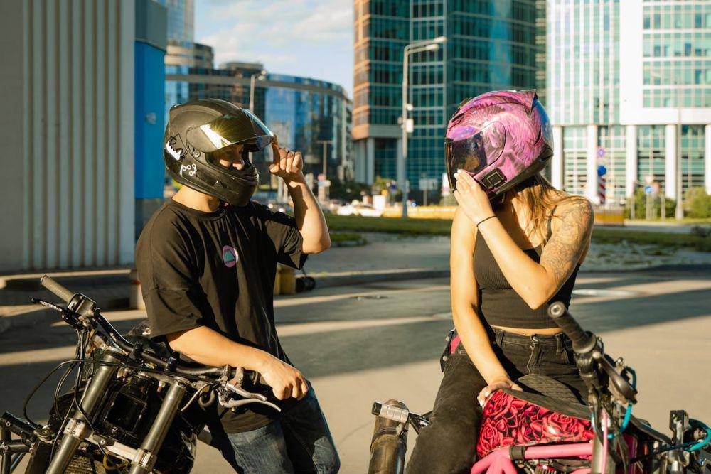 ilustrasi dua orang pengendara motor (pexels.com/Anastasia Shuraeva)