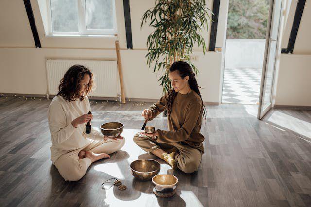 Ilustrasi dua perempuan sedang bermeditasi menggunakan alat meditasi (pexels.com/Arina Krasnikova)