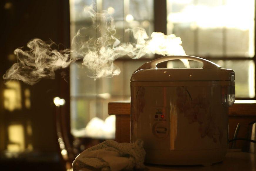 ilustrasi rice cooker yang berasap (unsplash.com/J. Brouwer)