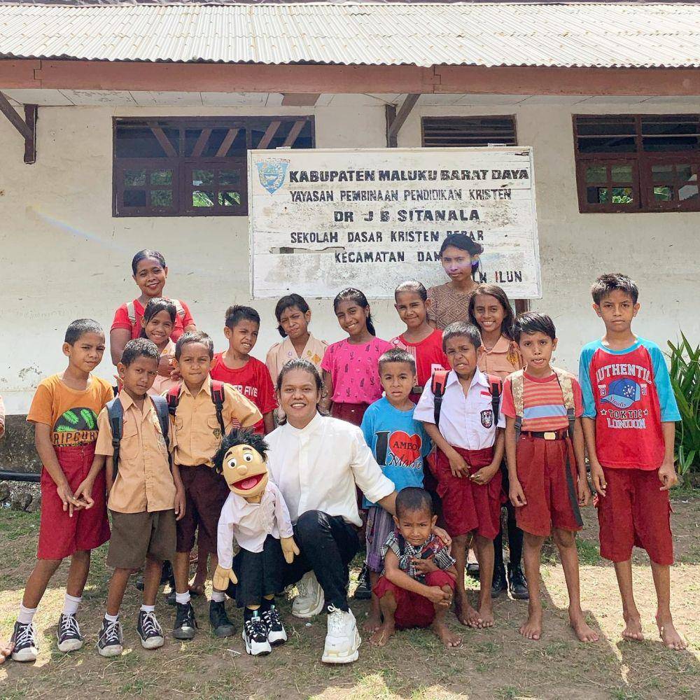Eklin Amtor de Fretes mendongeng untuk anak-anak Maluku (instagram.com/kak_eklin)