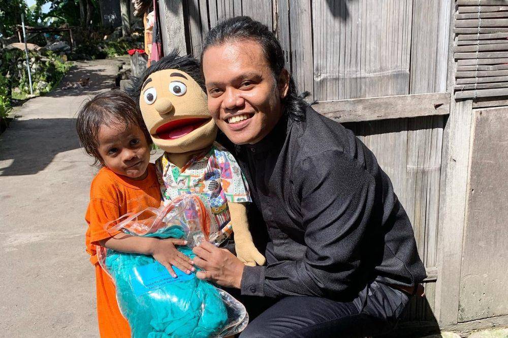Eklin Amtor de Fretes mendongeng untuk anak-anak Maluku (instagram.com/kak_eklin)