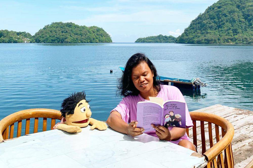 Eklin Amtor de Fretes mendongeng untuk anak-anak Maluku (instagram.com/kak_eklin)