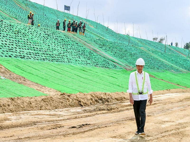 Presiden Jokowi meninjau langsung progres pembangunan jalan tol akan menghubungkan Balikpapan ke kawasan IKN Rabu, 1 November 2023 Foto: BPMI Setpres