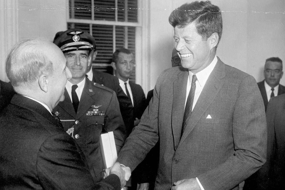 Presiden John F Kennedy menyambut Presiden Manuel Prado Ugarteche dari Peru di luar Gedung Putih, Washington, D.C. Agen Dinas Rahasia Richard Johnsen alias Dick dan Stewart Stout alias Stu berdiri di belakang Presiden Kennedy. (commons.wikimedia.org/John F. Kennedy Presidential Library and Museum/Abbie Rowe)