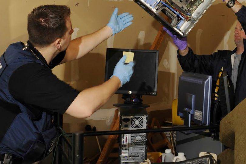 Agen Dinas Rahasia menyita barang bukti elektronik dalam sebuah penggerebekan. (commons.wikimedia.org/U.S. Secret Service)