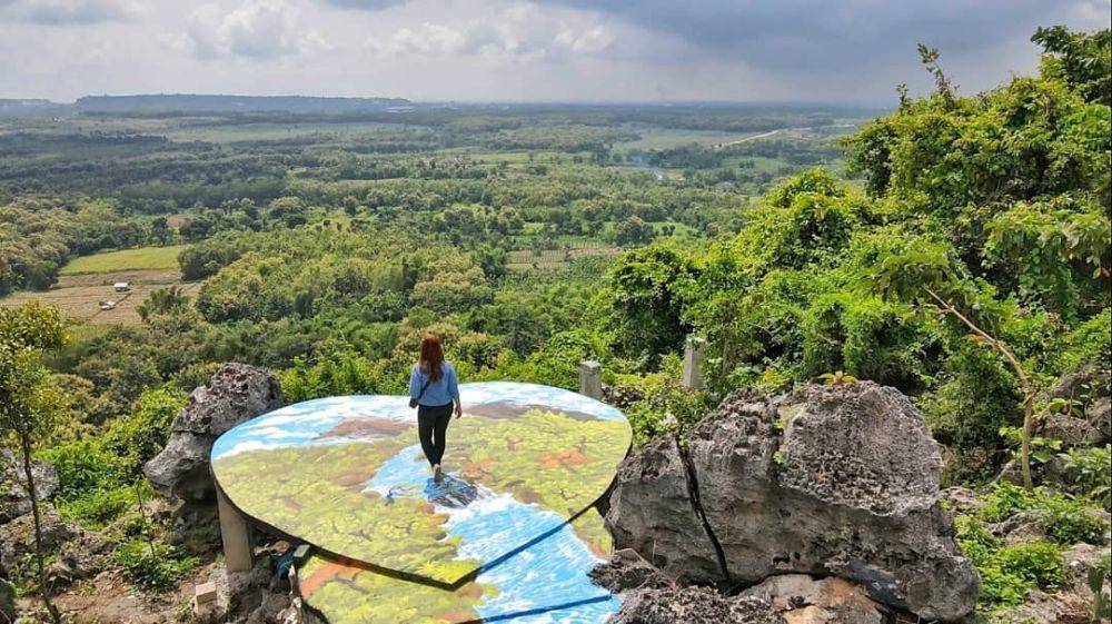 Salah satu spot foto di puncak Bukit Surowiti Gresik. Instagram/gresiktourism