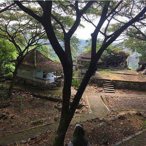 Salah satu makam di Bukit Surowiti. Instagram/wisata_bukit_surowiti