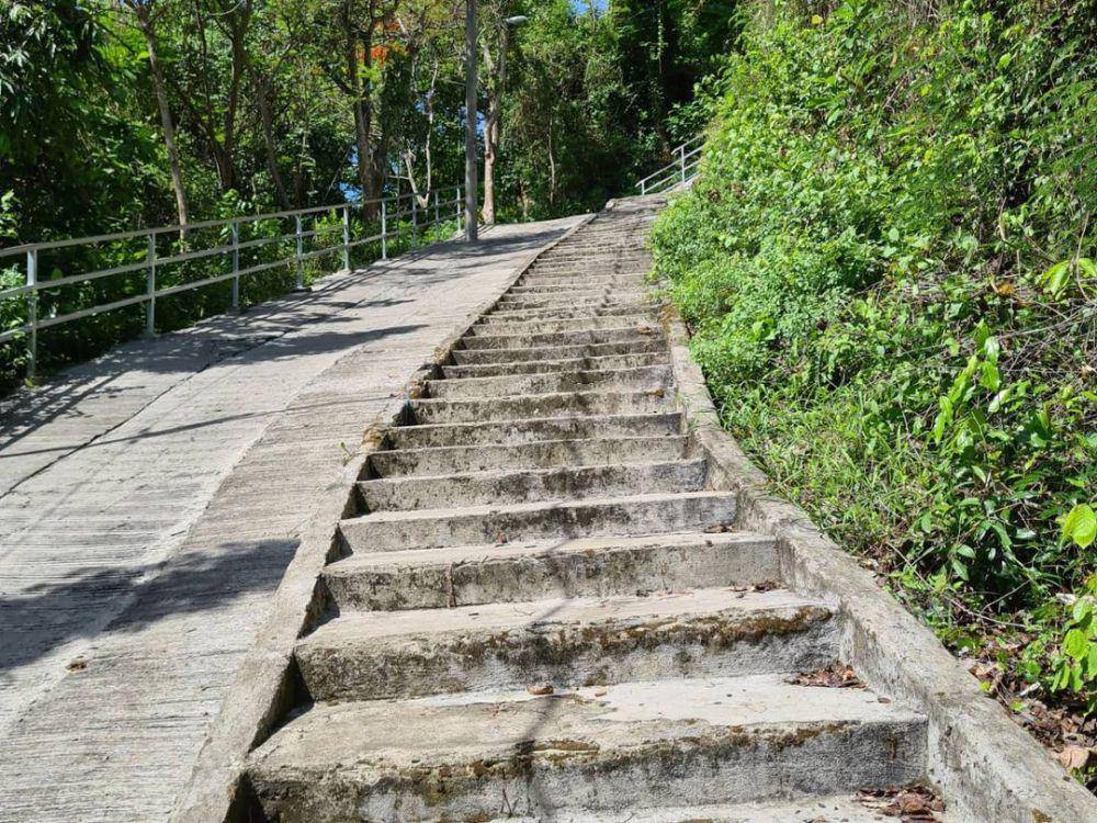 Jalanan dan anak tangga menuju puncak Bukit Surowiti Gresik. Instagram/kartikadsp