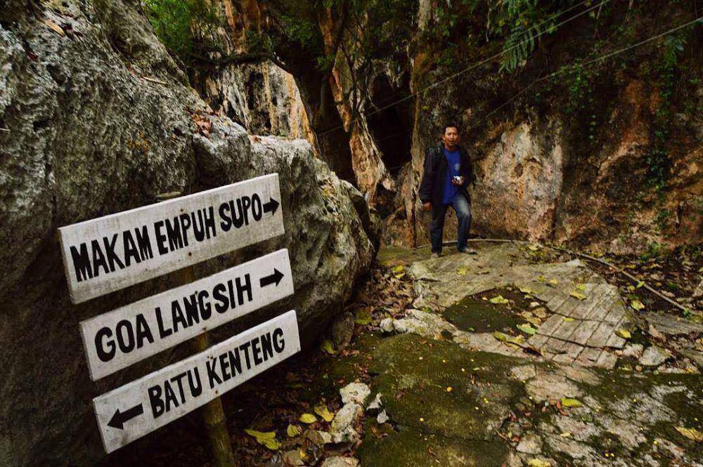 Papan penunjuk arah di Wisata Bukit Surowiti. Instagram/infogresik
