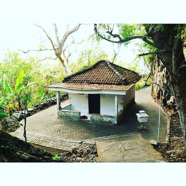 Makam Empu Supo di Bukit Surowiti. Instagram/mediagress