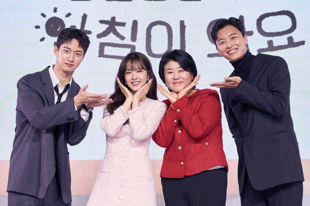para cast Daily Dose of Sunshine (instagram.com/netflixkr)