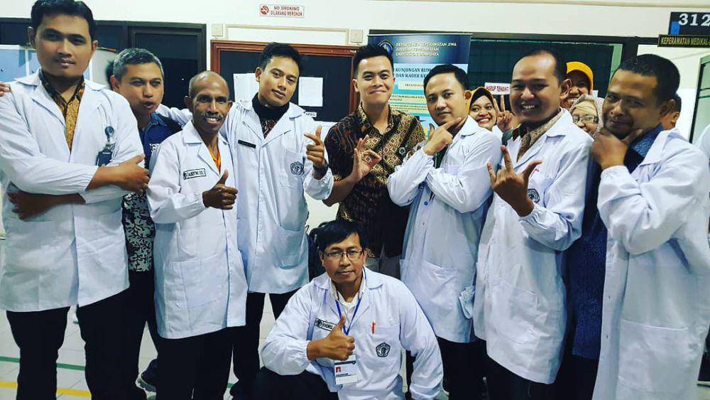 Ahmad Hasyim Wibisono (tengah) berpose bersama rekan-rekan tenaga kesehatan. (instagram.com/ahmadhasyimwibisono)