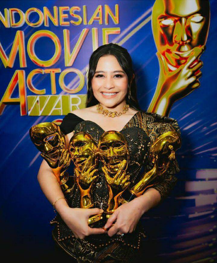 potret Prilly Latuconsina di IMA Awards 2023 (instagram.com/prillylatuconsina96)