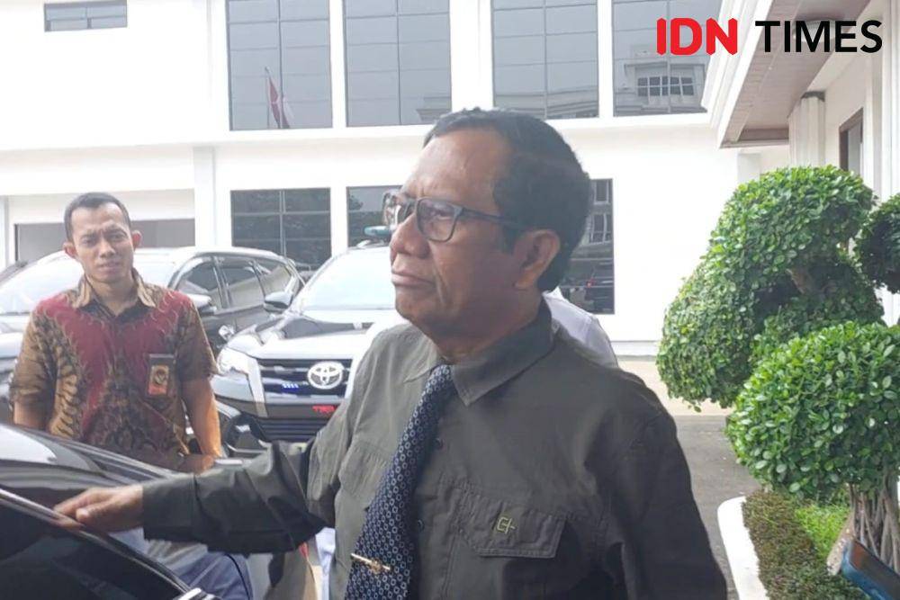 Menteri Koordinator Bidang Politik, Hukum dan Keamanan, Mahfud MD di kantor Kemenko Polhukam, Jakarta Pusat pada Rabu (1/11/2023). (IDN Times/Santi Dewi)