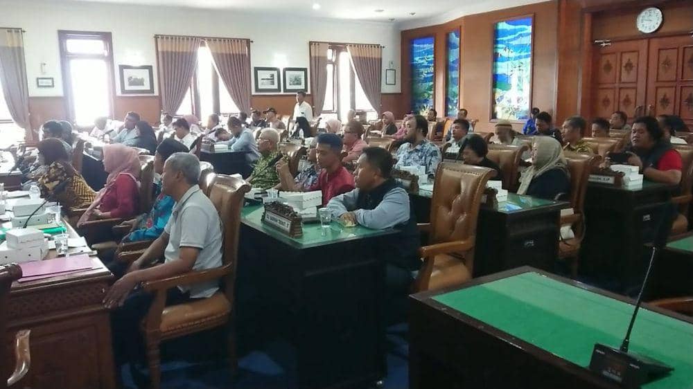 Warga di Tulungagung saat wadul ke DPRD. IDN Times/ Bramanta Pamungkas