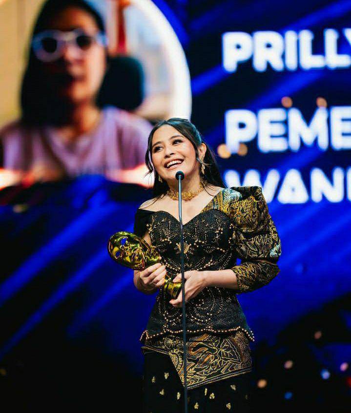 potret Prilly Latuconsina di IMA Awards 2023 (instagram.com/prillylatuconsina96)