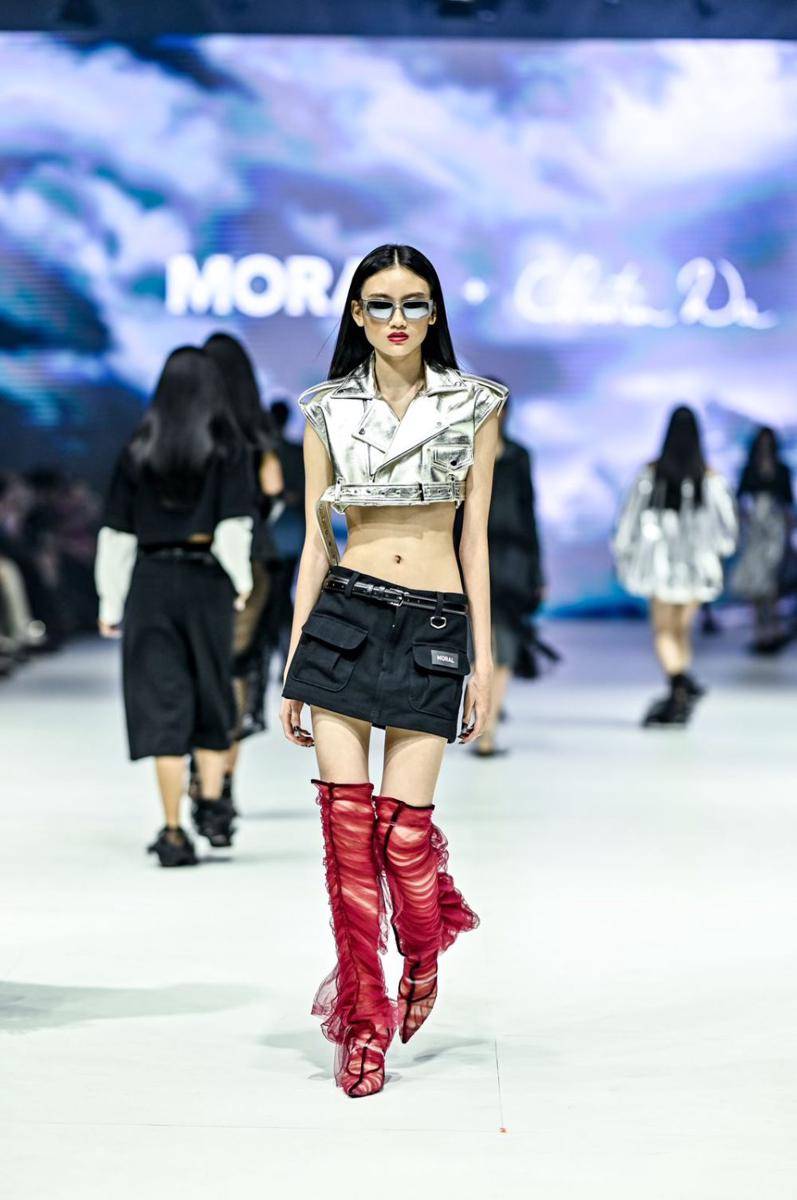 Koleksi Infinix MORAL + Christin Wu di JFW 2024 (publicity.gettyimages.com)