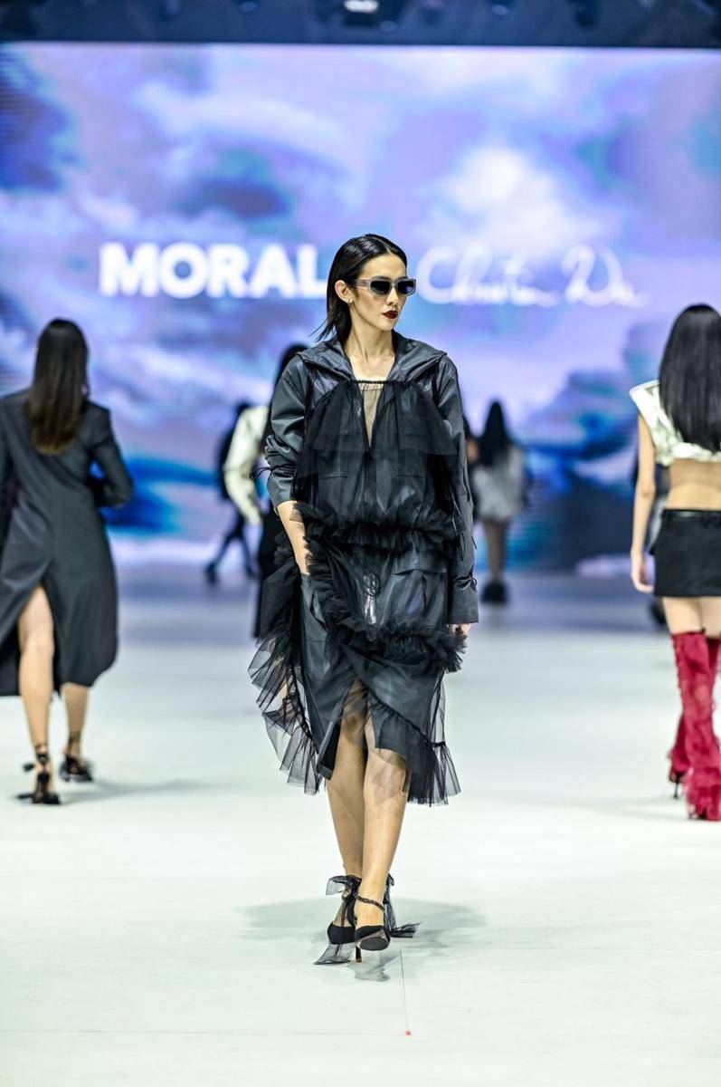 Koleksi Infinix MORAL + Christin Wu di JFW 2024 (publicity.gettyimages.com)