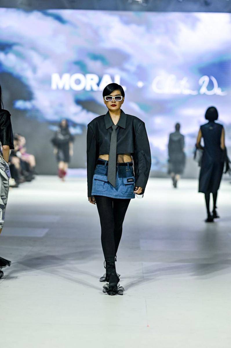 Koleksi Infinix MORAL + Christin Wu di JFW 2024 (publicity.gettyimages.com)