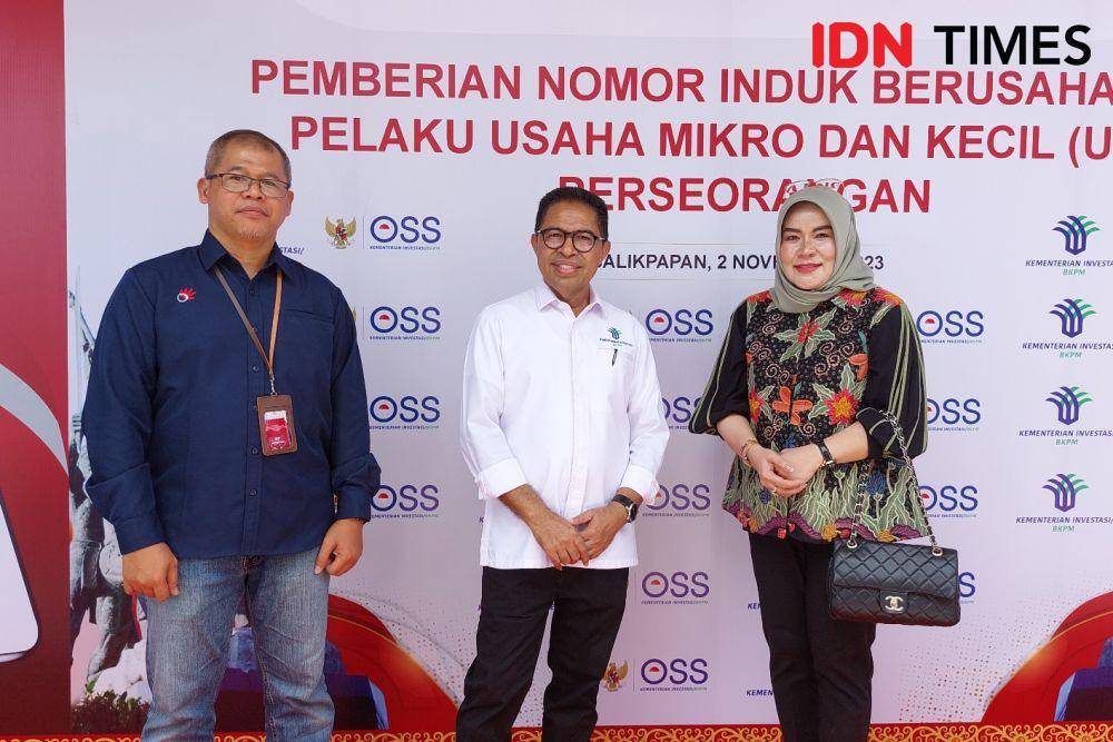 Deputi Bidang Pelayanan Penanaman Modal Kementerian Investasi/ BKPM Achmad Idrus (tengah), bersama General Manager Telkom Kota Balikpapan, Yoga Istanto dan Ketua Iwapi Kaltim, Ernawaty Gafar. (IDN Times/Fatmawati)