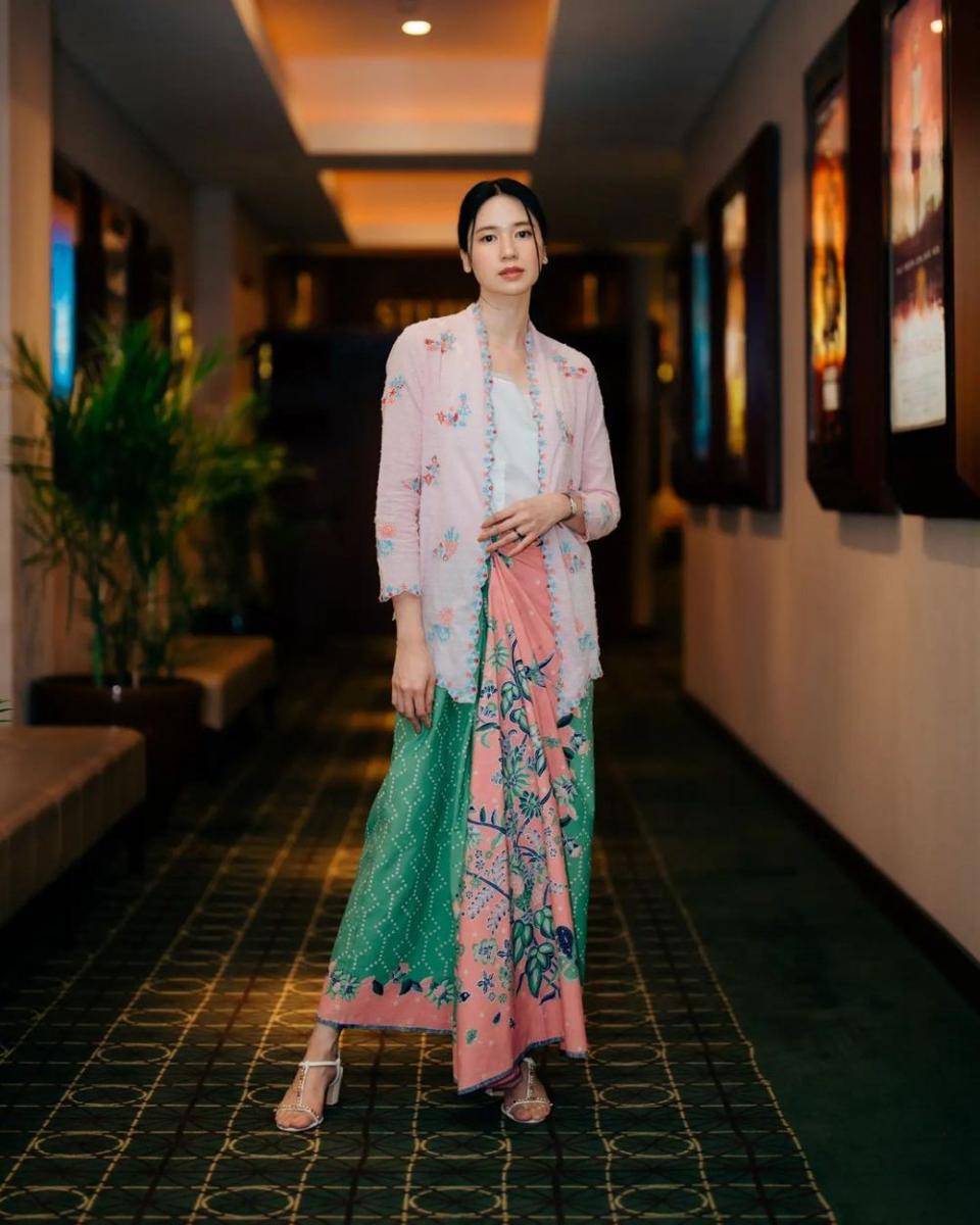 Baju batik ala Laura Basuki (instagram.com/laurabas)