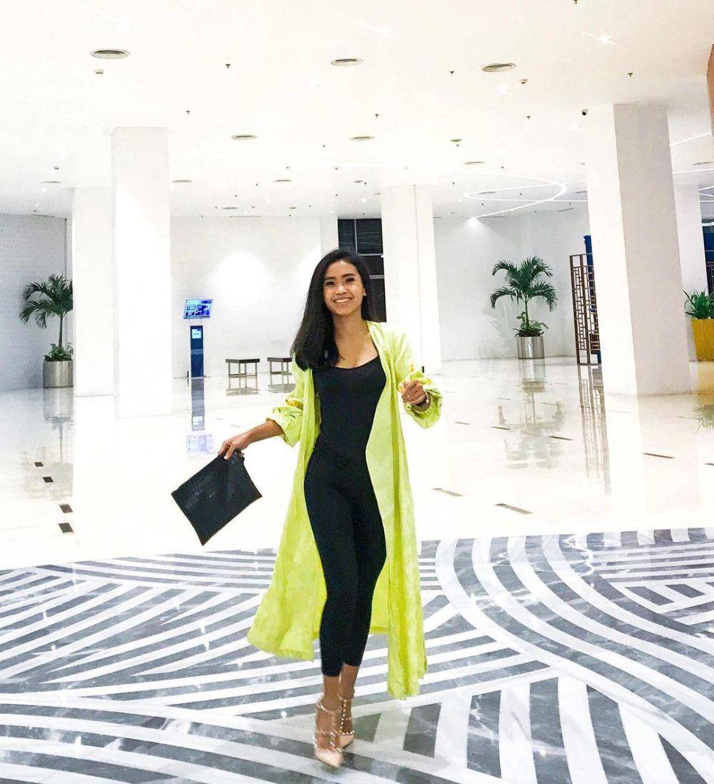 Padu padan busana dan tas tangan ala Ayya Renita (instagram.com/ayyarenita93)