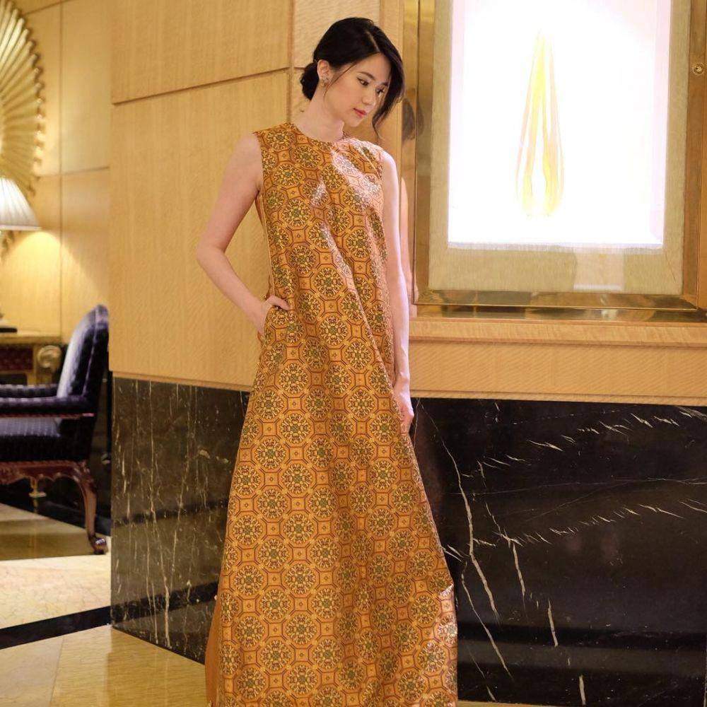 Baju batik ala Laura Basuki (instagram.com/laurabas)