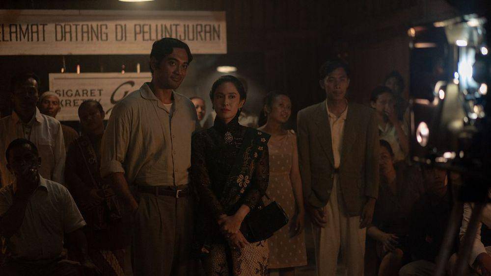 Ario Bayu dan Dian Sastrowardoyo dalam serial Gadis Kretek (dok. Netflix/Gadis Kretek)