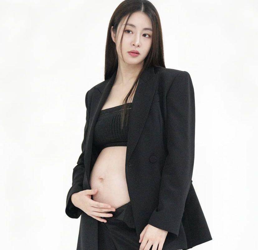 maternity shoot Kang Sora (Instagram.com/reveramess_)