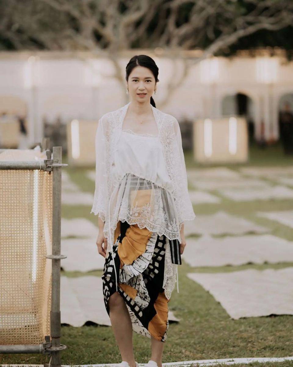 Baju batik ala Laura Basuki (instagram.com/laurabas)